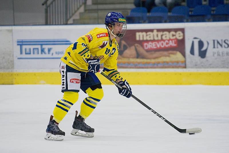 Hokejisté Přerova (ve žlutém) sestřelili Kadaň 8:2. Jan Mlčák. Foto: Deník/Jan Pořízek