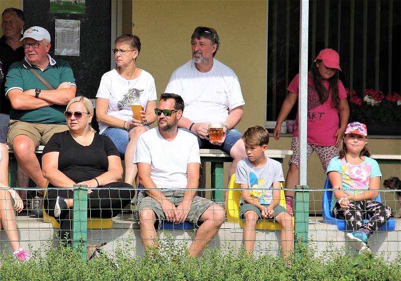 Benefiční fotbalové utkání Na Dětech Záleží. Tým Martina Zaťoviče (v modrém) proti týmu Tomáše Kundrátka (v bílém).