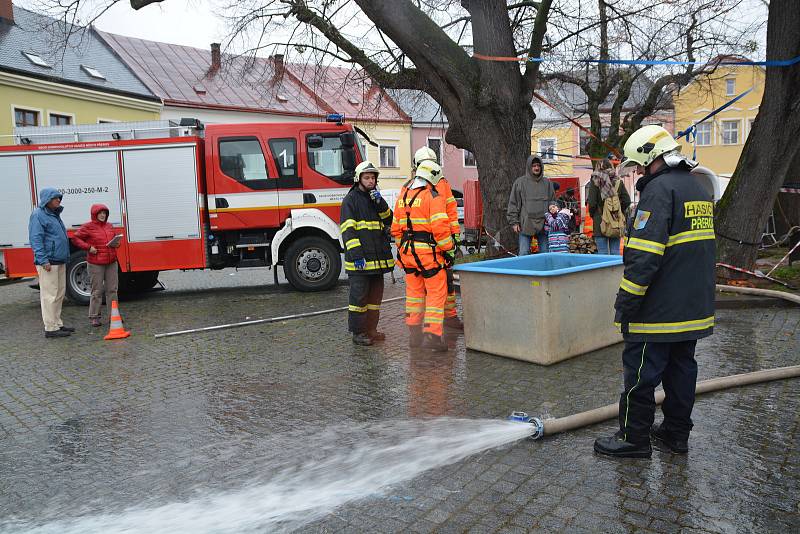 Přerovští dobrovolní hasiči v sobotu odčerpávali vodu z historické studny na Horním náměstí. Spolu s archeology prozkoumávali její dno.