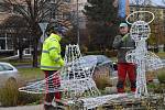 Dřevěné stánky na Masarykově náměstí a vánoční výzdoba rondelů v Přerově. Adventní přípravy už ve městě běží na plné obrátky. V sobotu přivezou do města vánoční strom.
