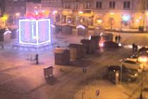 Policie hledá svědky, kteří viděli, jak neznámý řidič najel autem do stánku na Masarykově náměstí v Přerově. K události došlo 27. prosince kolem půl čtvrté ráno.