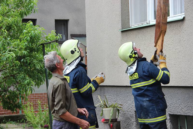 Poničené střechy rodinných domů, vyvrácené stromy a trámy, které se rozletěly jako třísky do okolí. Tak to vypadalo v pátek odpoledne v Uhřičicích na Kojetínsku, kterými se prohnala silná vichřice