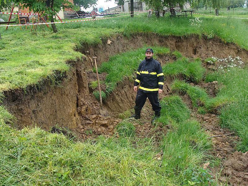 V Beňově se při záplavách v červnu 2010 zhroutil svah nad fotbalovým hřištěm