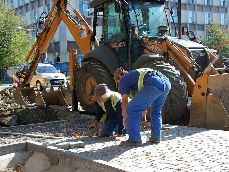 Budování autobusových zálivů ve Dvořákově ulici