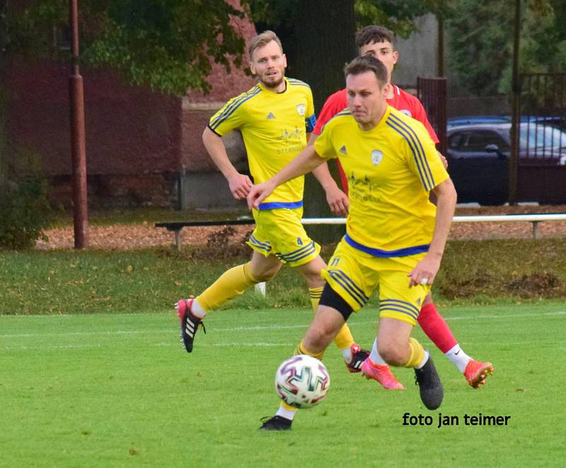 Fotbalisté Šternberka (ve žlutém) vyhráli v Brodku u Přerova 2:1. Radoslav Juřátek