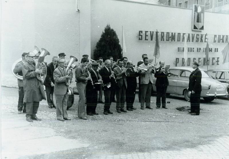 Fotografie z července roku 1975 připomíná oslavy 700 let Prosenic. Kapela stojící před místním cukrovarem vyhrává na počest rodákům.