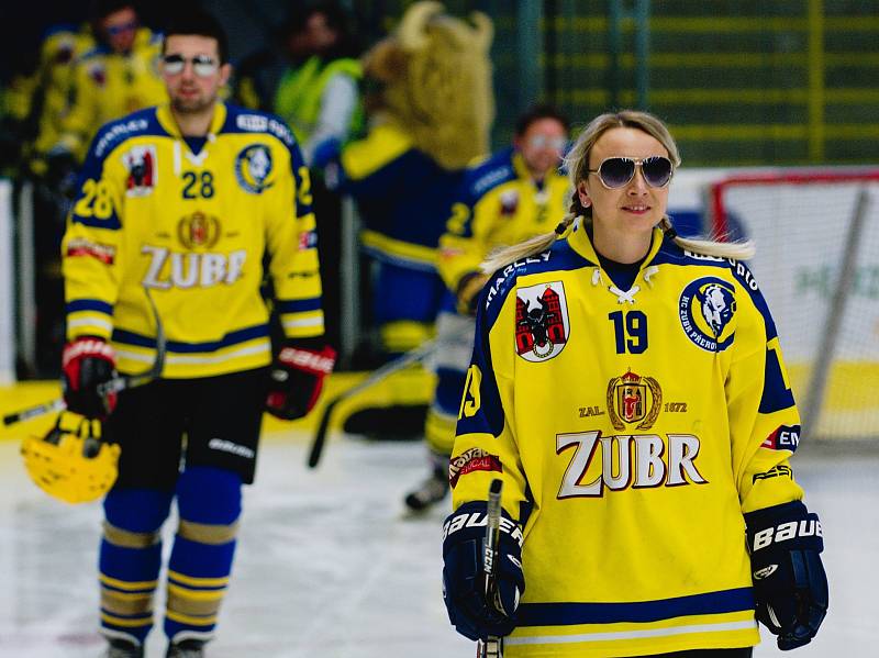 Hokejisté HC Zubr Přerov (v modrém) v "Posledním špílu sezony" profi sým fanouškům