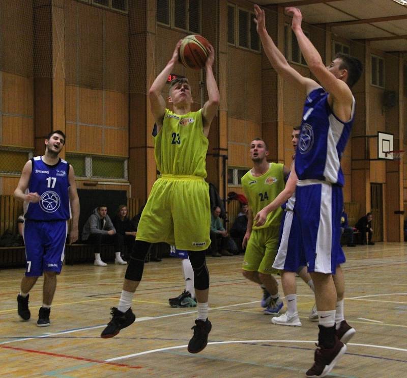 Basketbalisté Lipníku nad Bečvou (ve žlutém) proti BK Hladnov.