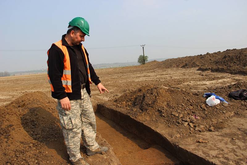 Archeologové začali bádat v místě trasy dálnice D1 mezi Říkovicemi a Přerovem. V současné době probíhá intenzivní výzkum u Dluhonic, intenzivní doklady osídlení ale očekávají badatelé o něco dál - v Předmostí.