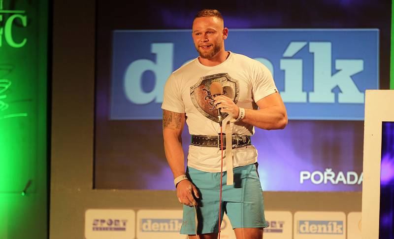 Jiří Tkadlčík (strongman) – přerovský srdcař sice působí v Praze, domů se ale často rád vrací. Ve svém sportu se jeho jméno stává českým fenoménem.