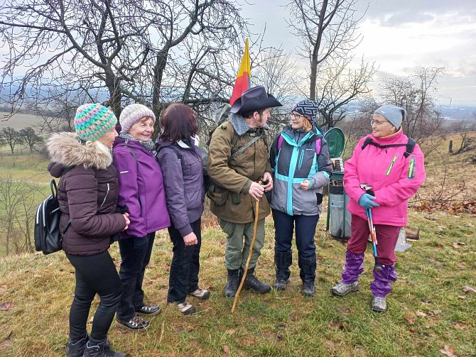 Novoroční výstup na Čekyňský kopec zdolalo bezmála pět set lidí. Na menší účasti se podepsalo počasí.
