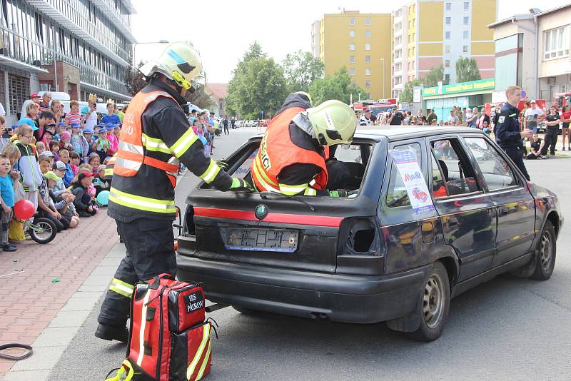 Občan a bezpečnost: ukázky zásahů v podání policie, hasičů, ale i vojáků ze 71. mechanizovaného praporu v Hranicích na prostranství u policejní budovy u přerovského výstaviště