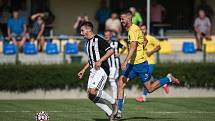 Fotbalisté FK Kozlovice (ve žlutém) proti SFK ELKO Holešov.