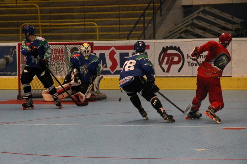 Inline hokejisté Přerova (v červeném) v domácím utkání s IHC Night Birds Praha (5:4).