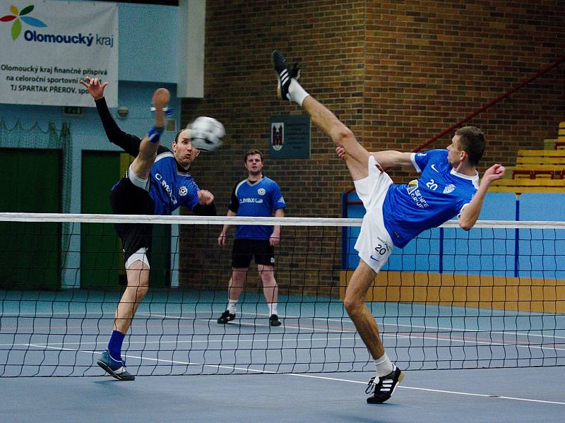 Jubilejní 10. ročník mezinárodního turnaje nohejbalových trojic Honemsem Nohejbal Přerov. Vítězný tým Modřice A (v modrém).