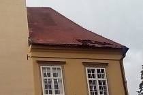 Pondělní bouřka s vichřicí škodila i v Tovačově. Střecha zámku je poničená na čtyřech místech.
