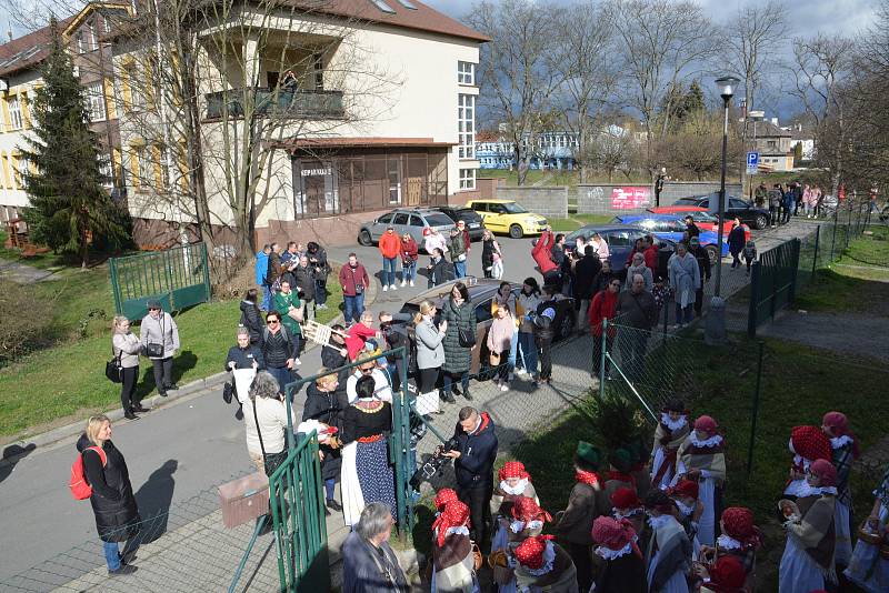 Vhozením smrtky do řeky Bečvy se děti z Folklorního souboru Trávníček rozloučily se zimou. Tradiční vynášení smrtky přilákalo v neděli dopoledne do centra Přerova davy lidí.