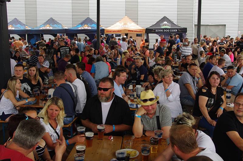 Zubrfest v sobotu přilákal do areálu přerovského pivovaru tisíce lidí.