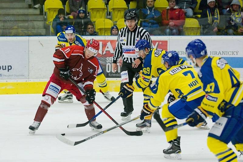 Hokejisté Přerova (ve žlutém) po prodloužení porazili Frýdek-Místek 2:1. 