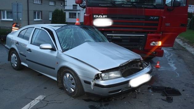 Lehkým zraněním řidičky skončila srážka osobního a nákladního vozu, ke které došlo v úterý nad ránem v Domaželicích na Přerovsku