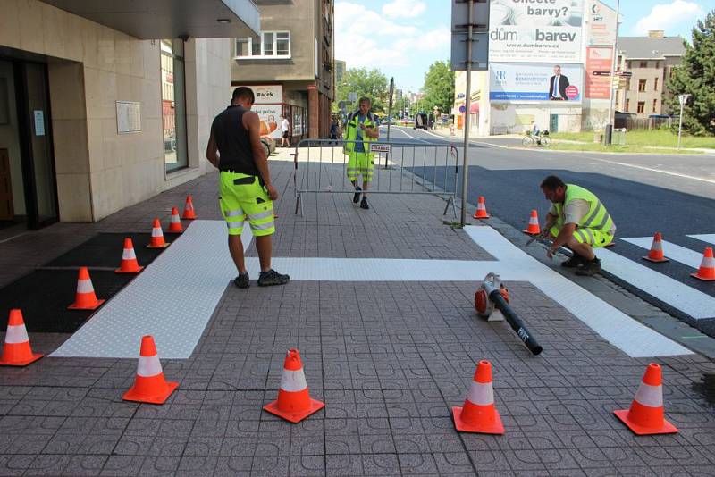 Práce v Palackého ulici v Přerově finišují, přibylo dopravní značení a nově vyznačený je i přechod u spořitelny.