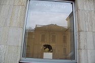 Exponát umístěný ve výloze Window Gallery vyvolal mezi obyvateli Přerova bouřlivé reakce