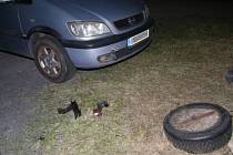 Recidivistu, který kradl součástky z cizích aut, přistihl při činu v Kojetínské ulici v Přerově policejní psovod.