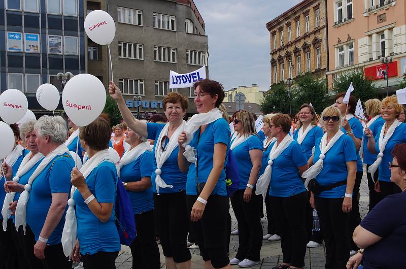 Velkolepý průvod městem a jedenáct hromadných skladeb v provedení sedmnácti set cvičenců na stadionu Spartaku. To byl krajský sokolský slet, který v sobotu hostilo město Přerov.