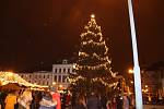 Hvězdička, tak se jmenuje letošní symbol vánoc, který se poprvé rozsvítil na náměstí T. G. Masaryka v Přerově v první adventní neděli. Akci si  nenechaly ujít stovky lidí.