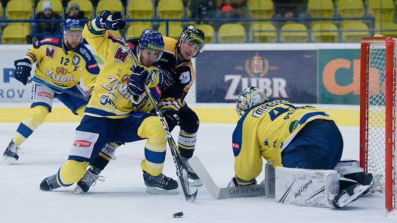 Hokejisté Přerova (ve žlutém) proti Sokolovu.