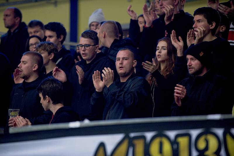 Hokejisté Přerova (v modrém) porazili v domácím derby Prostějov 4:3 po samostatných nájezdech