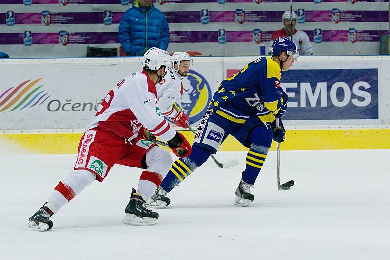 Hokejisté HC Zubr Přerov (v modrém) ve 4. čtvrtfinále play-off WSM ligy proti Slavii Praha.