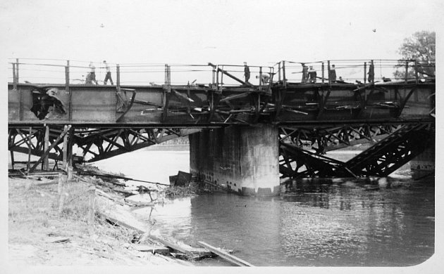 Přerovské veslování slaví 90 let. Oprava Železničního mostu poničeného náložemi v roce 1945.