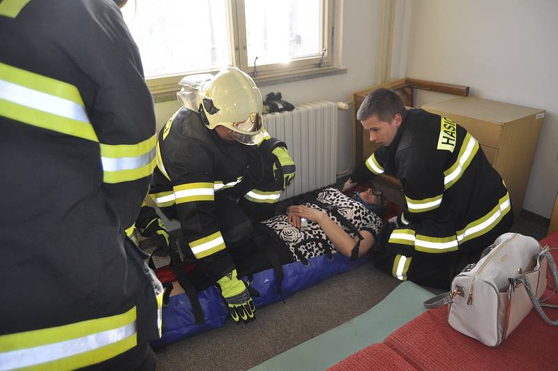 Přerovští dobrovolní hasiči si v pondělí odpoledne nacvičili zásah v budově hotelu Strojař. Museli se dostat k ženě, která volala o pomoc za zavřenými dveřmi.