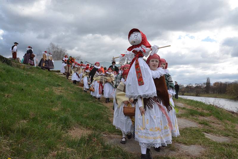 Vhozením smrtky do řeky Bečvy se děti z Folklorního souboru Trávníček rozloučily se zimou. Tradiční vynášení smrtky přilákalo v neděli dopoledne do centra Přerova davy lidí.