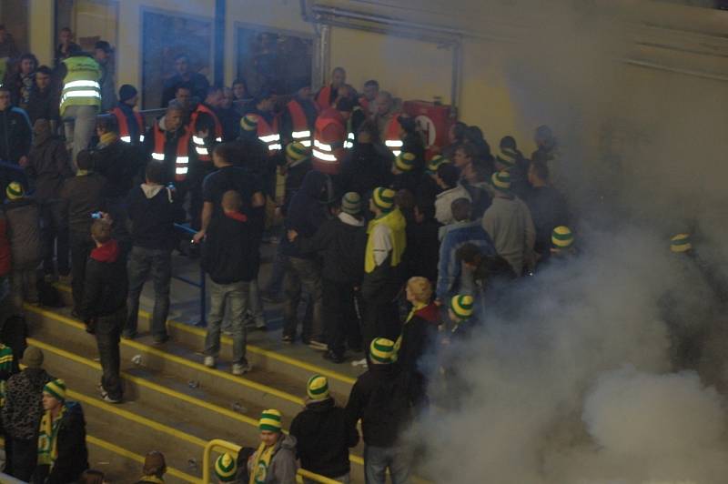 Zubři vs. Vsetín - Peklo a následky výtržnosti fanoušků v Meo Aréně v Přerově při a po zápase. Utkání bylo rozhodčími předčasně ukončeno. 