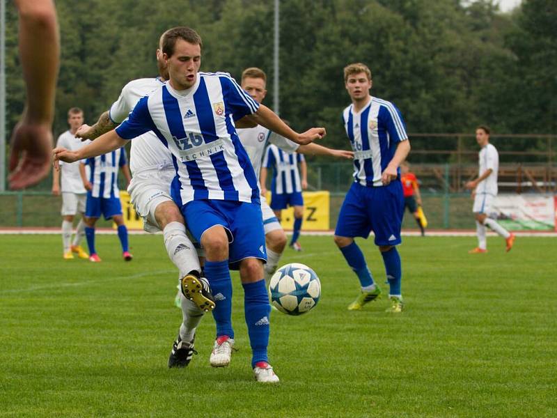 Fotbalisté Přerova (v bílém) v domácím derby s Hranicem