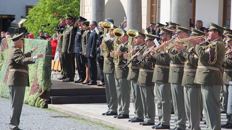 V Lipníku se uskutečnil tradiční nástup Armády a Policie ČR