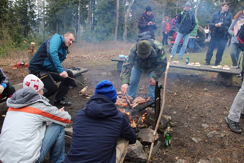 V rozhledně funguje i občerstvení, kde zájemci mohou nakoupit buřty nebo klobásu k opečení, vyjít na vyhlídkovou plošinu a rozhlédnout se po krajině a také si oddechnout v teple.