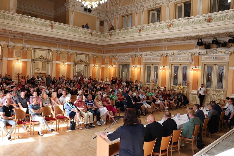 Na veřejné slyšení, které se zabývalo otázkou  bezpečnosti obyvatel Přerova po nedávných incidentech dvou znesvářených romských rodin, zamířily ve středu 22. července do Městského domu davy lidí. Atmosféra byla bouřlivá a radní se dostali pod palbu nepříj