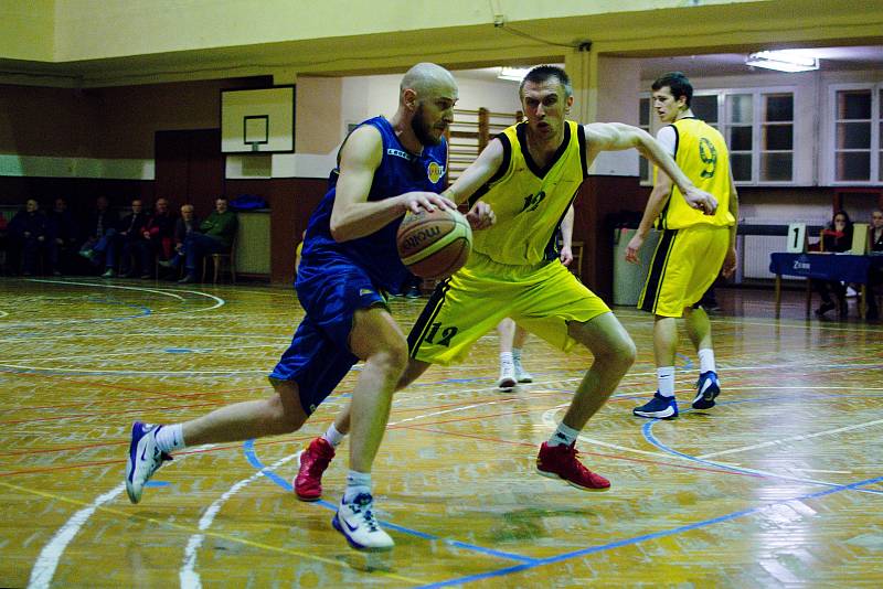 Basketbalisté Přerova (ve žlutém) v derby s Lipníkem nad Bečvou. Michal Pospíšil.