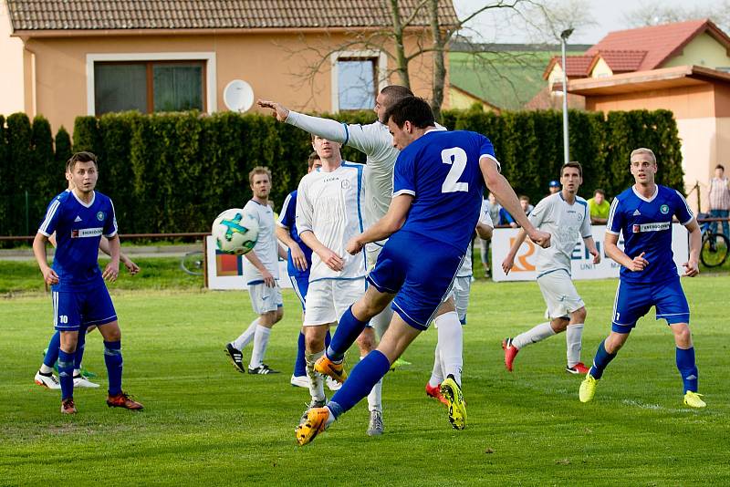 Fotbalisté Všechovic (v modrém) v domácím utkání proti 1. FC Viktorie Přerov.