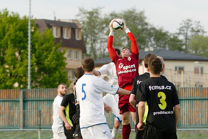 Fotbalisté Přerova (v bílém) proti Dolnímu Benešovu.