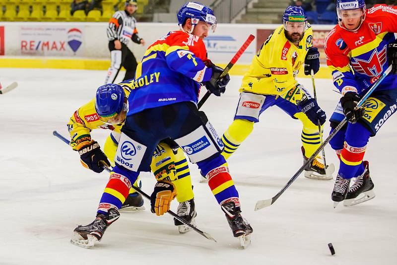 Hokejisté Přerova (ve žlutém) porazili v domácím utkání České Budějovice 2:1