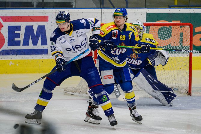 Hokejisté Přerova (v modrém) proti Drakům Šumperk.