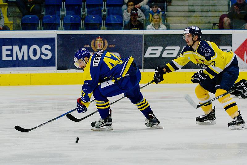 Hokejisté Přerova (v modrém) proti Ústí nad Labem (7:4).