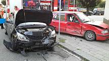 Pět lidí se zranilo při srážce dvou osobních aut v Přerově.