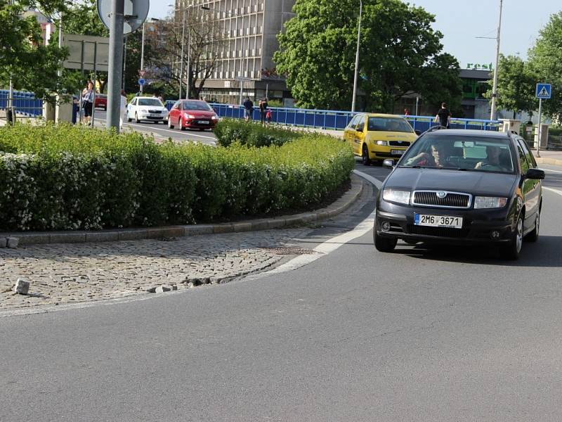 Některé díry na silnicích v Přerově jsou přímo ukázkové. Podle obyvatel města už ale ohrožují bezpečnost řidičů (na snímku úsek u rondelu v Jateční)