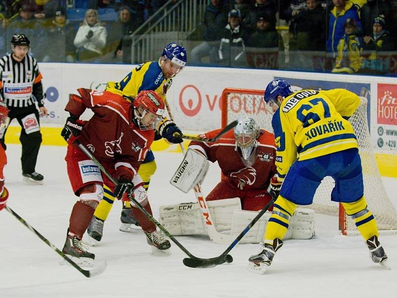 Hokejisté Přerova (ve žlutém) po prodloužení porazili Frýdek-Místek 2:1. 