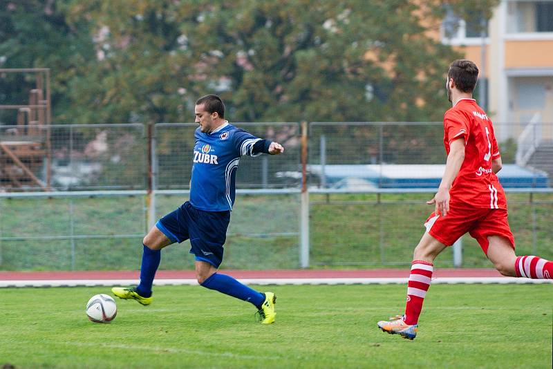 Fotbalisté 1. FCV Přerov (v modrém) proti Hněvotínu